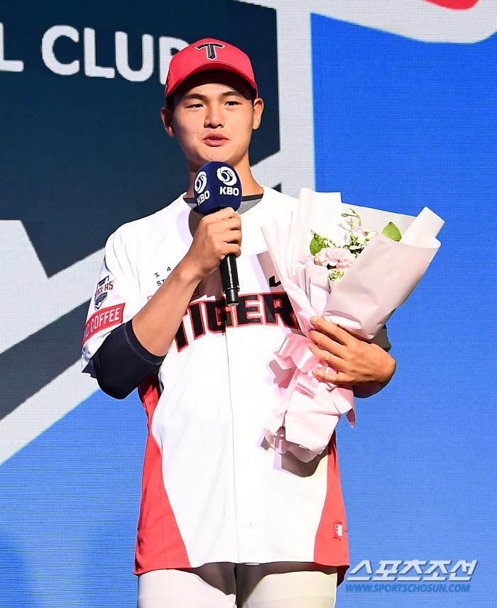 '대투수 양현종처럼 커주길' 심재학 단장 품에 안긴 강릉고 조대현..."…