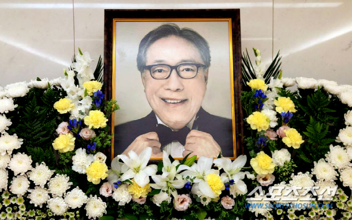 봉준호·송강호, 故변희봉 빈소 찾아 슬픔 속 조문...영화계 추모 물결 …