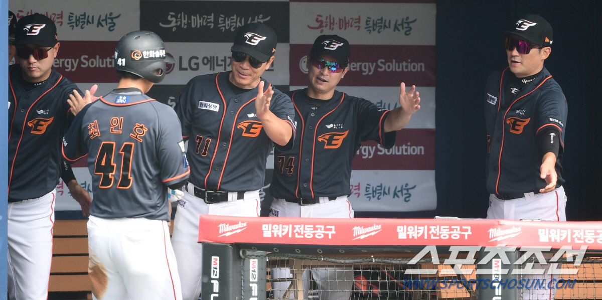 윌리엄스 밀어내고 주전 좌익수로…복학생 최인호 주전 경쟁 '게임 체인저'…