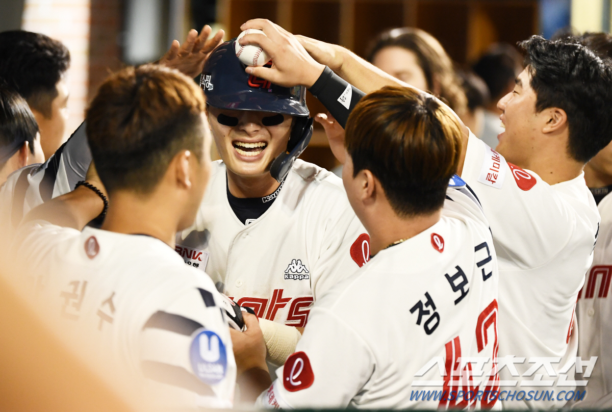 아이돌 못지 않은 '부산 대세 인증', 지하철역 생일 축하 광고도 떴다……