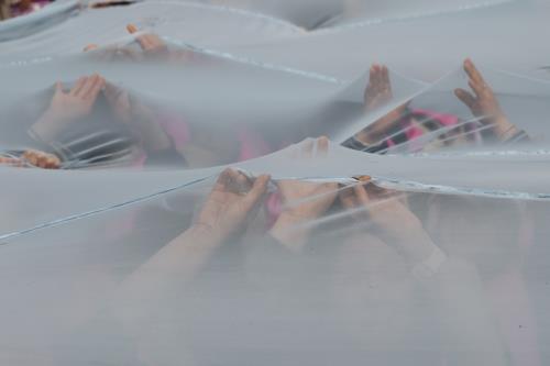 견고한 유리천장 속 침묵 깨고 목소리 내는 여성들