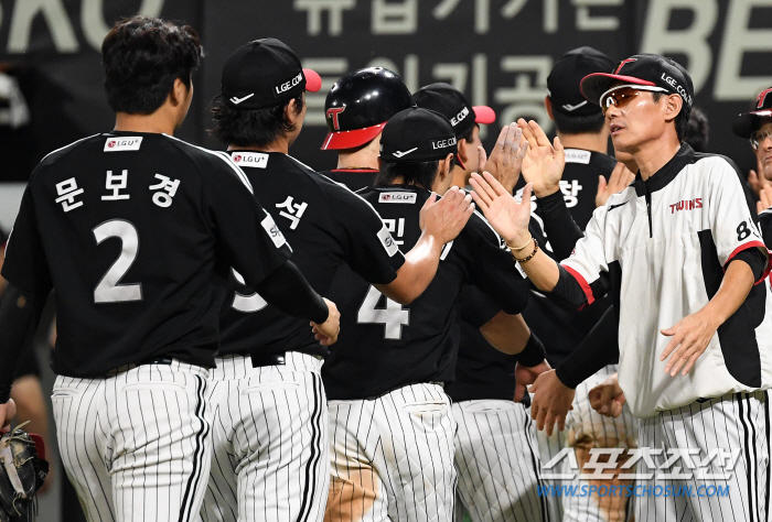 '맞아도 156km 직구' 데뷔 첫 2이닝 세이브 고우석, 9회말 김도영…