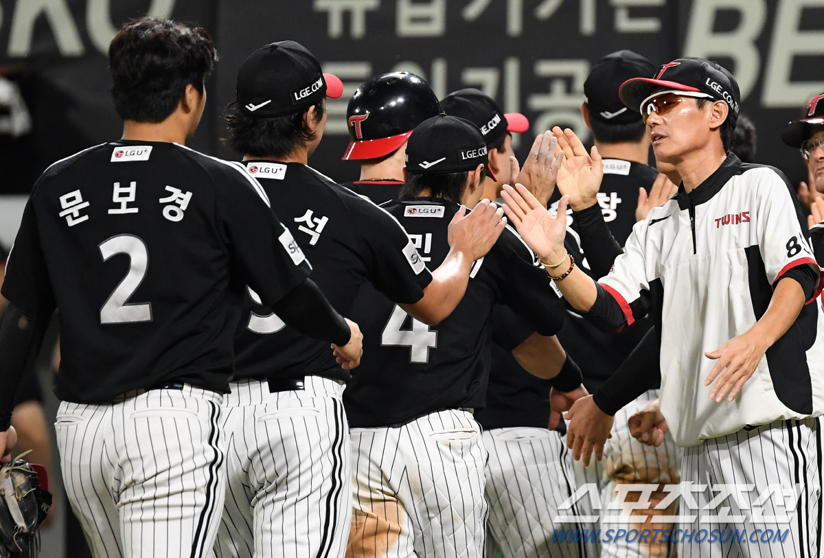 '맞아도 156km 직구' 데뷔 첫 2이닝 세이브 고우석, 9회말 김도영…