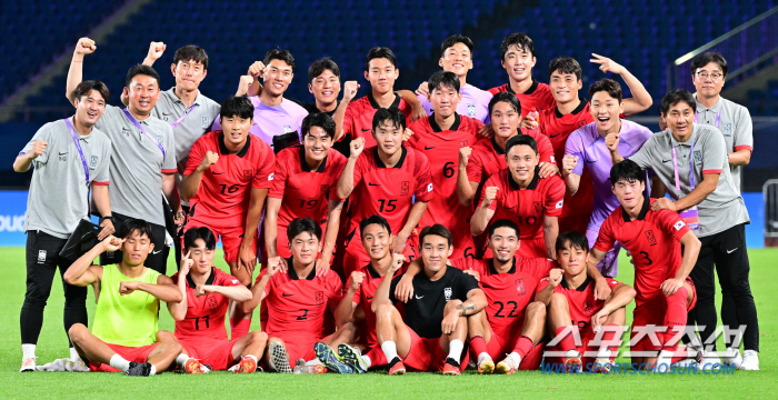 황선홍을 '홍선홍'이라 부른 中진행자의 '대단한 결례', 황새도 그냥 넘…