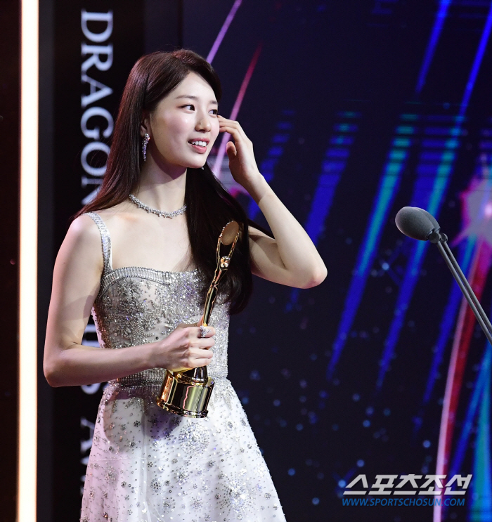 [단독③] 수지 "송혜교 선배 '예쁘다'는 칭찬 영광..응원의 느낌" (…