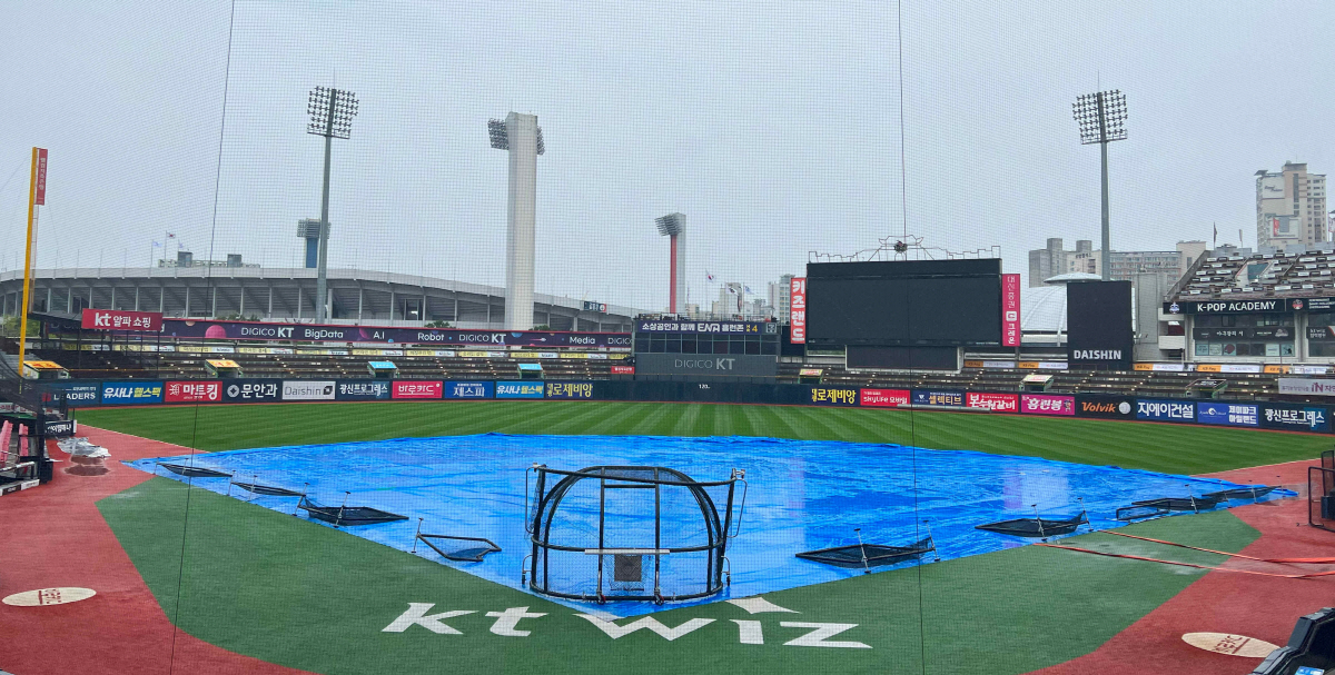 '비야 눈치 좀!' 비 때문에 취소됐던 LG-KT 맞대결이 또다시 취소 위기. 1-2위 맞대결 오늘은 볼 수 있을까?[수원 현장]
