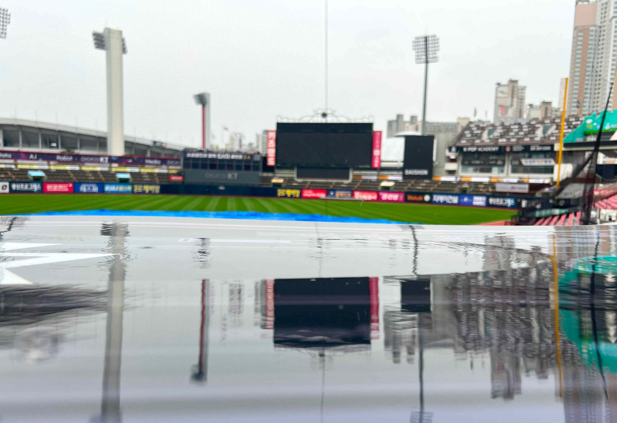 '비야 눈치 좀!' 비 때문에 취소됐던 LG-KT 맞대결이 또다시 취소 위기. 1-2위 맞대결 오늘은 볼 수 있을까?[수원 현장]