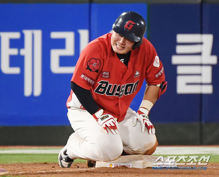 '필승조→캡틴→영건마저 이탈' 아스라히 멀어진 롯데의 가을야구…이젠 정말…
