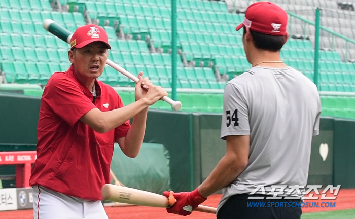 '내가 맴매 해야 겠니?' 투수출신 김원형 감독 직접 배트까지 들었다. …