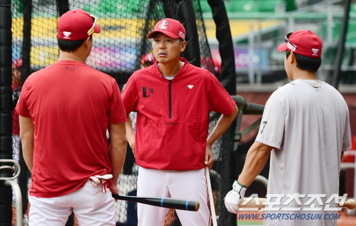 '내가 맴매 해야 겠니?' 투수출신 김원형 감독 직접 배트까지 들었다. …