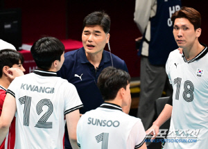 '허리 통증' 정지석 돌아왔다, 11득점 활약…'참사에 떨었던' 한국, '랭킹없는' 캄보디아 셧아웃 제압 '12강 진출'