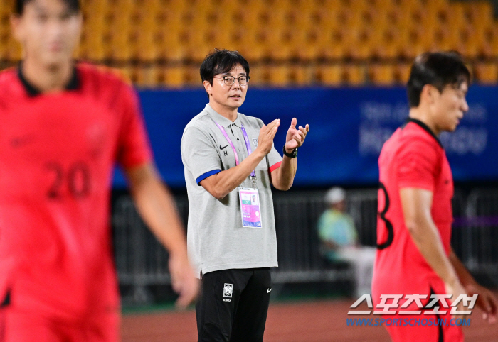 [현장인터뷰]'2G 대승→조기 16강'에도 웃지 않은 황선홍 "금메달 딸…