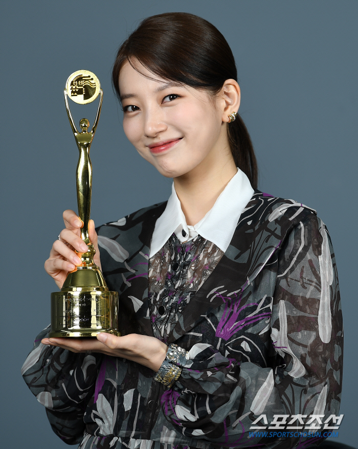 [단독 종합] "힘차게 나아가란 강렬한 격려"..수지, 도전 끝에 얻은 …