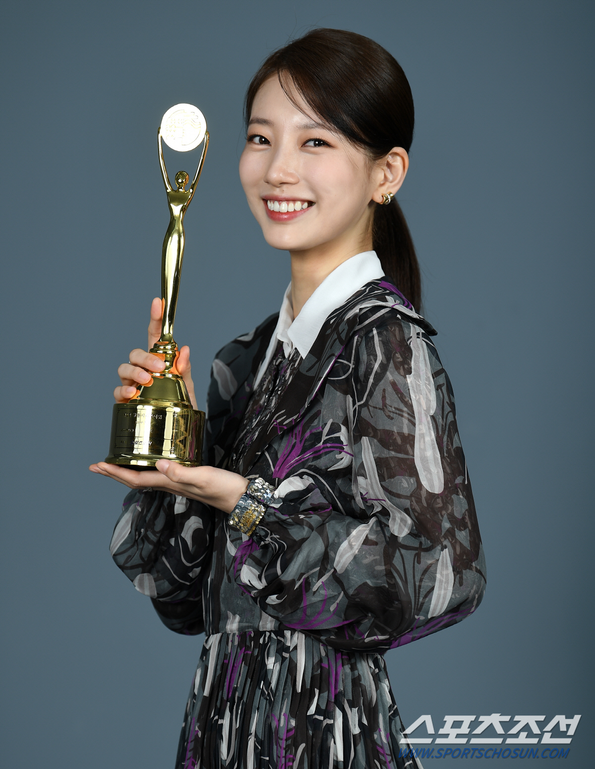 [단독 종합] "힘차게 나아가란 강렬한 격려"..수지, 도전 끝에 얻은 …