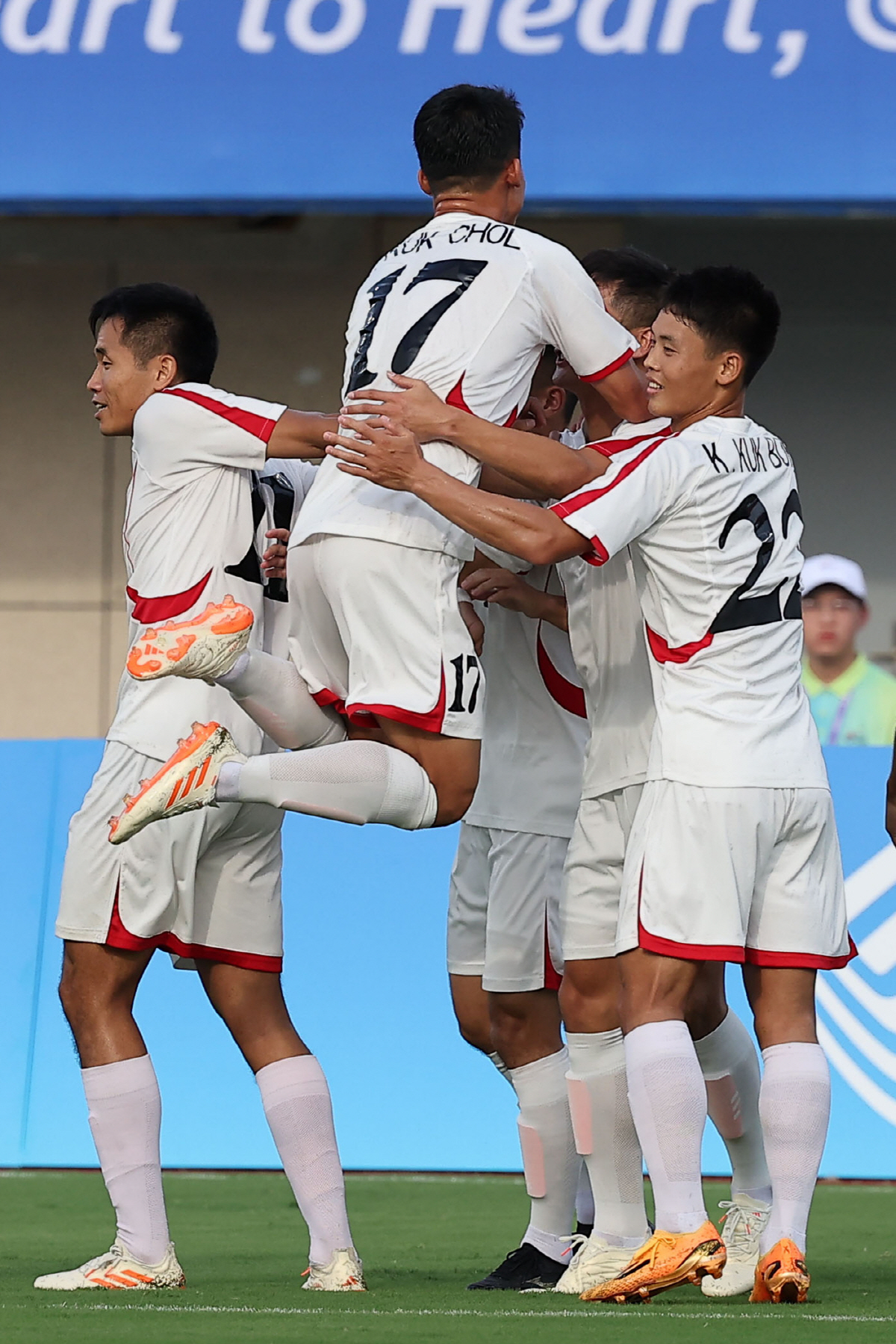 [항저우 NOW]'115위' 공격 축구 북한, '97위' 키르기스스탄 잡…