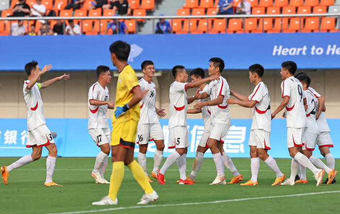 [항저우 NOW]'115위' 공격 축구 북한, '97위' 키르기스스탄 잡…