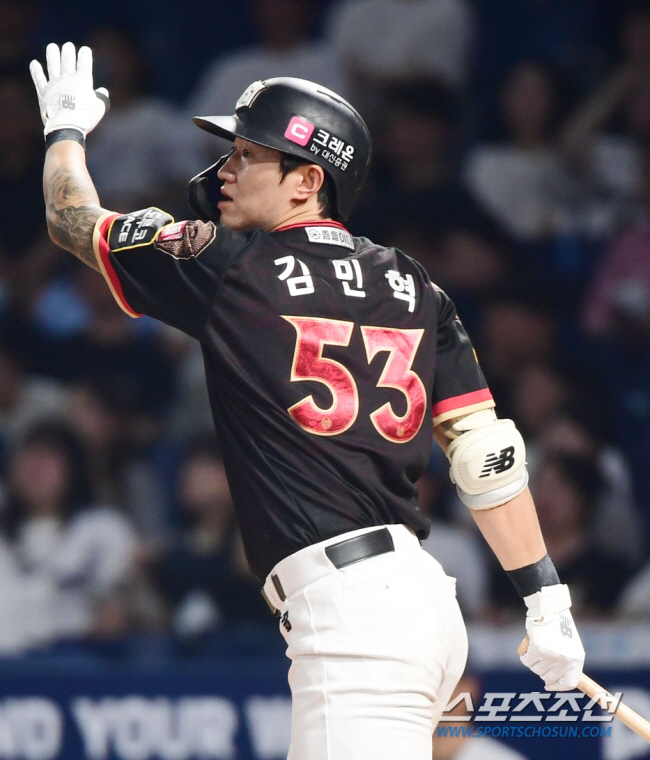 "이기고도 찜찜"…'승리의 다이빙캐치→긴급 후송' 이기고도 웃지 못한 K…