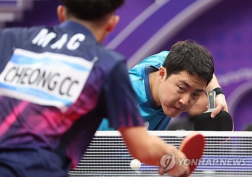 (항저우=연합뉴스) 류영석 기자 = 탁구 대표팀 임종훈이 22일 중국 항저우 궁수 캐널 스포츠파크 체육관에서 열린 2022 항저우 아시안게임 탁구 남자 단체 예선 1라운드 한국과 마카오의 경기에서 공격을 시도하고 있다. 2023.9.22 ondol@yna.co.kr