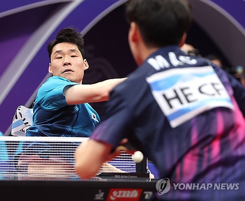 (항저우=연합뉴스) 류영석 기자 = 탁구 대표팀 장우진이 22일 중국 항저우 궁수 캐널 스포츠파크 체육관에서 열린 2022 항저우 아시안게임 탁구 남자 단체 예선 1라운드 한국과 마카오의 경기에서 공격을 시도하고 있다. 2023.9.22 ondol@yna.co.kr