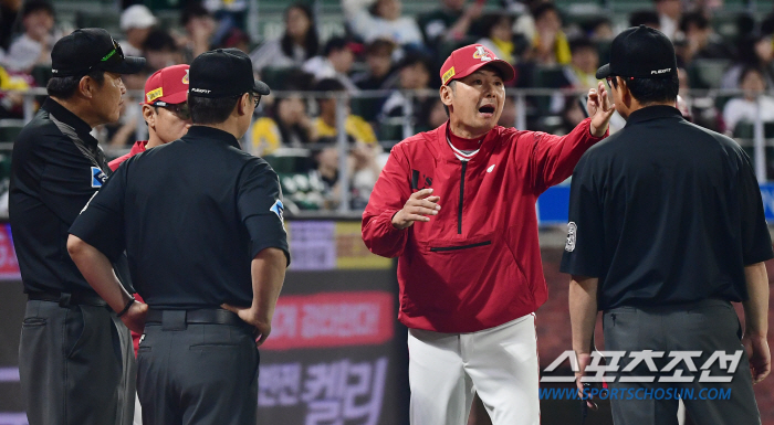 '판정을 내려야 뛰든가 말든가 하지' 심판이 타구에 맞더니 페어/파울이 …