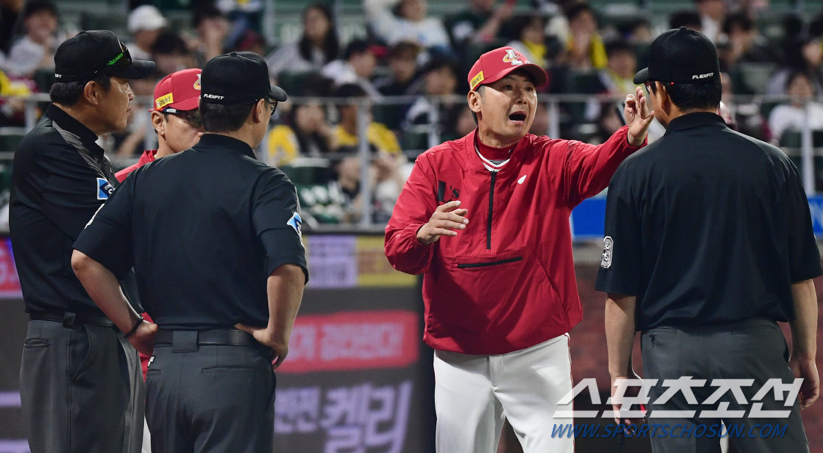 '판정을 내려야 뛰든가 말든가 하지' 심판이 타구에 맞더니 페어/파울이 …