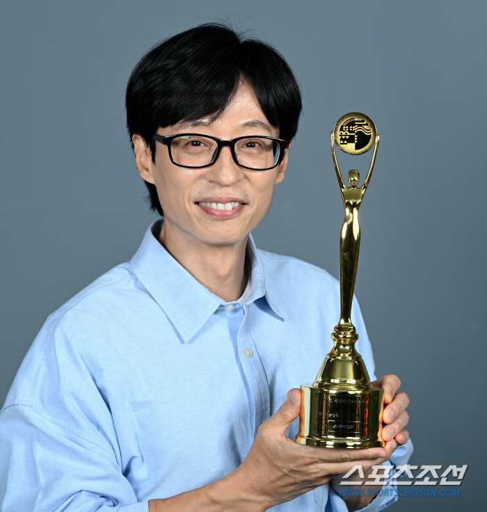 [단독②] 유재석 "데뷔 32주년? 기적, 있을 수가 없는 일"(청룡시리…
