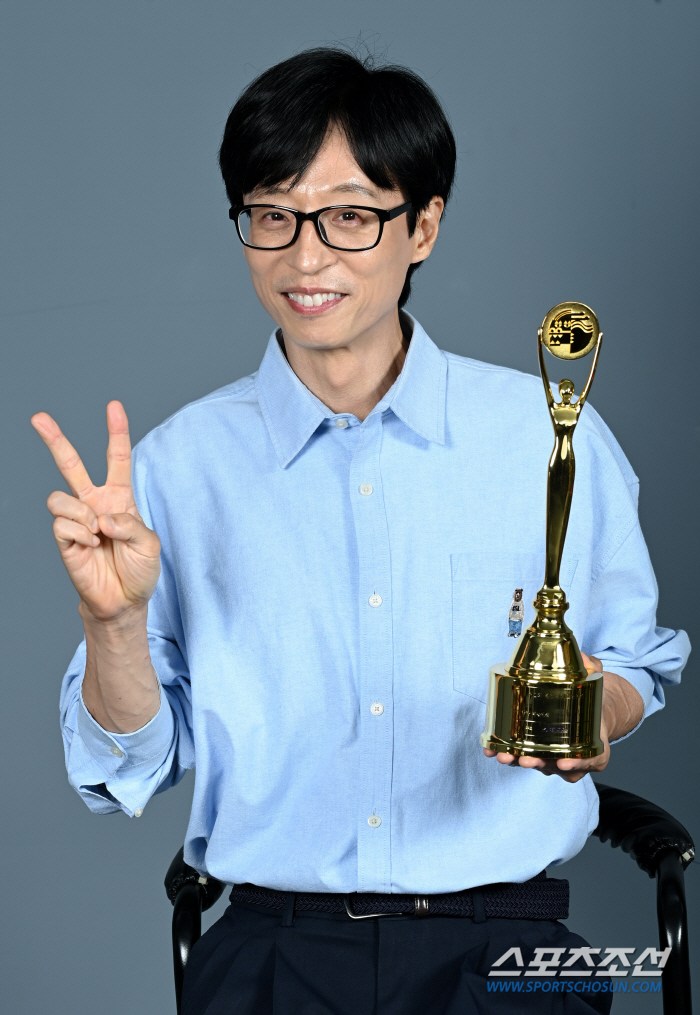 [단독②] 유재석 "데뷔 32주년? 기적, 있을 수가 없는 일"(청룡시리…