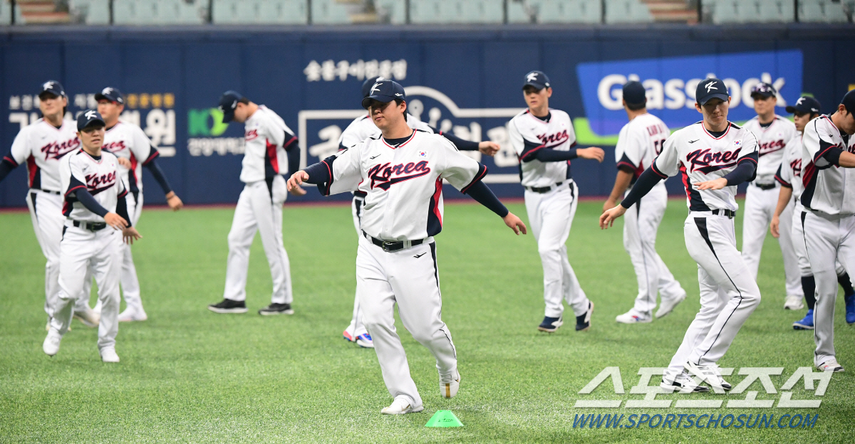 '완전체 이룬 류중일호' 고척돔 울려 퍼진 '4연속 금메달을 향한 우렁찬…