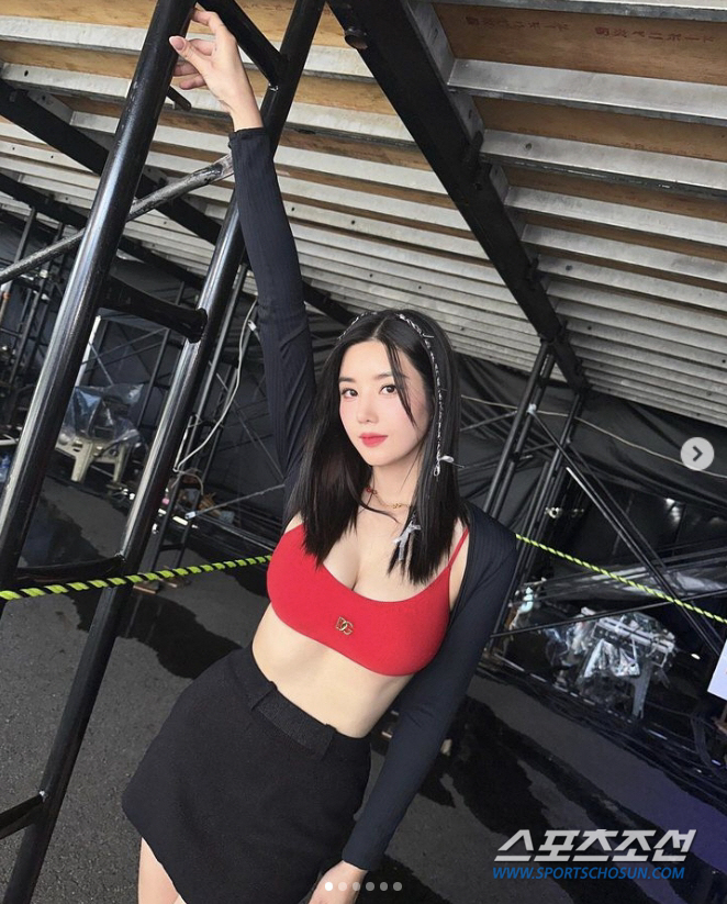 [종합]권은비도 '선정성 논란' 휘말리나? 대학 축제 '노출 의상'에 팬…