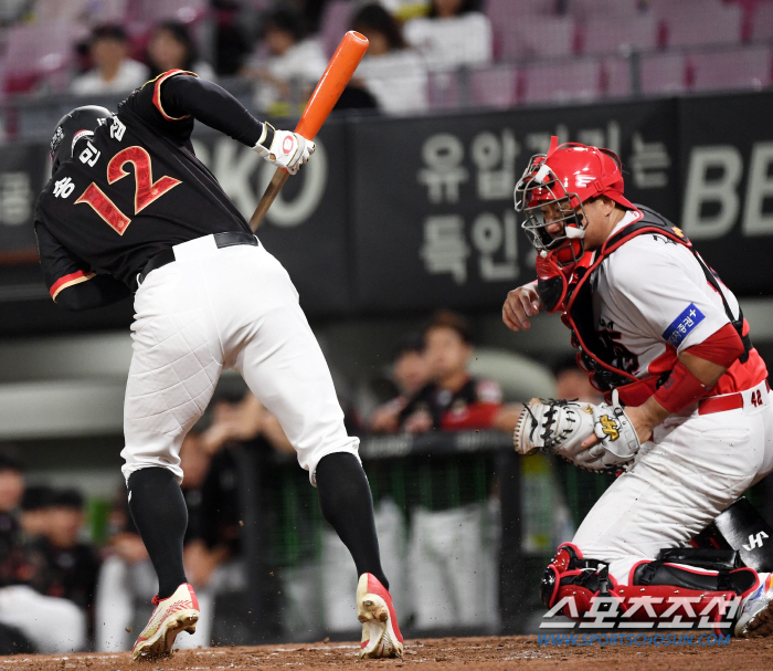 9회초 번트 대타→파울,파울→대타교체→안타. 번트 대타→파울,파울→또 대…
