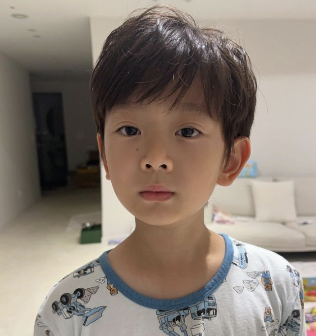정경미♥윤형빈 子, '일반인으로 크기에 아까운 비주얼'…현영 "잘생김 뿜…