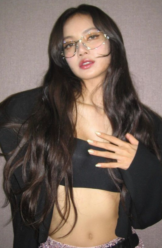"당신은 초대되지 않았다"…블랙핑크 리사, YG 재계약 저격한 일침