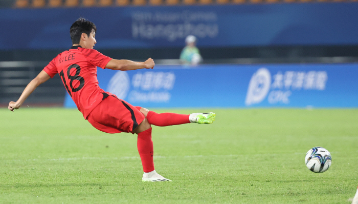 [진화 현장]'이것이 PSG 클래스' 이강인 탈압박+패스에 관중들 일제히…