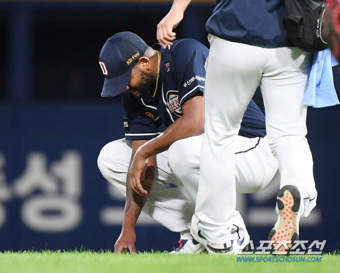 안타 치고도 웃지 못했다…현역 통산 타율 4위, '타임' 외치고 급히 달…
