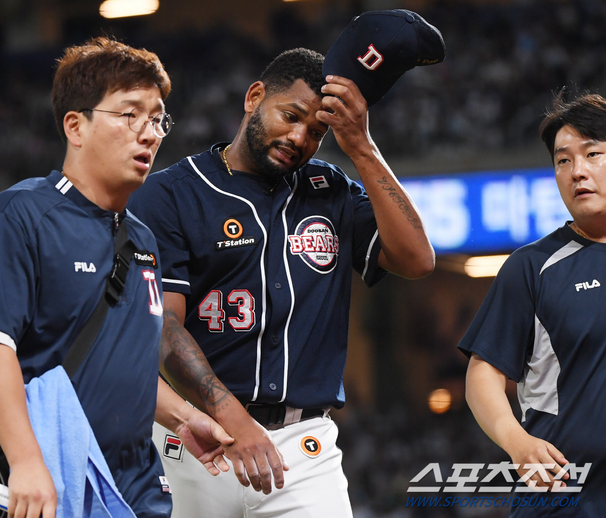 안타 치고도 웃지 못했다…현역 통산 타율 4위, '타임' 외치고 급히 달…