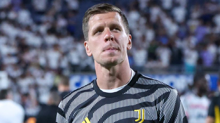 '축구의 신' 메시 PK도 막았었는데…환상적 무회전킥→유벤투스 GK 슈쳉…