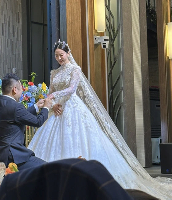 "무릎 꿇은 ♥새신랑" 안혜경, 이효리→송중기 특급 의리 속 '행복' 웨…
