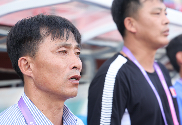 [진화 현장]북한은 34도 무더위에도 '미친듯이' 뛰었다…16강 남북전 …