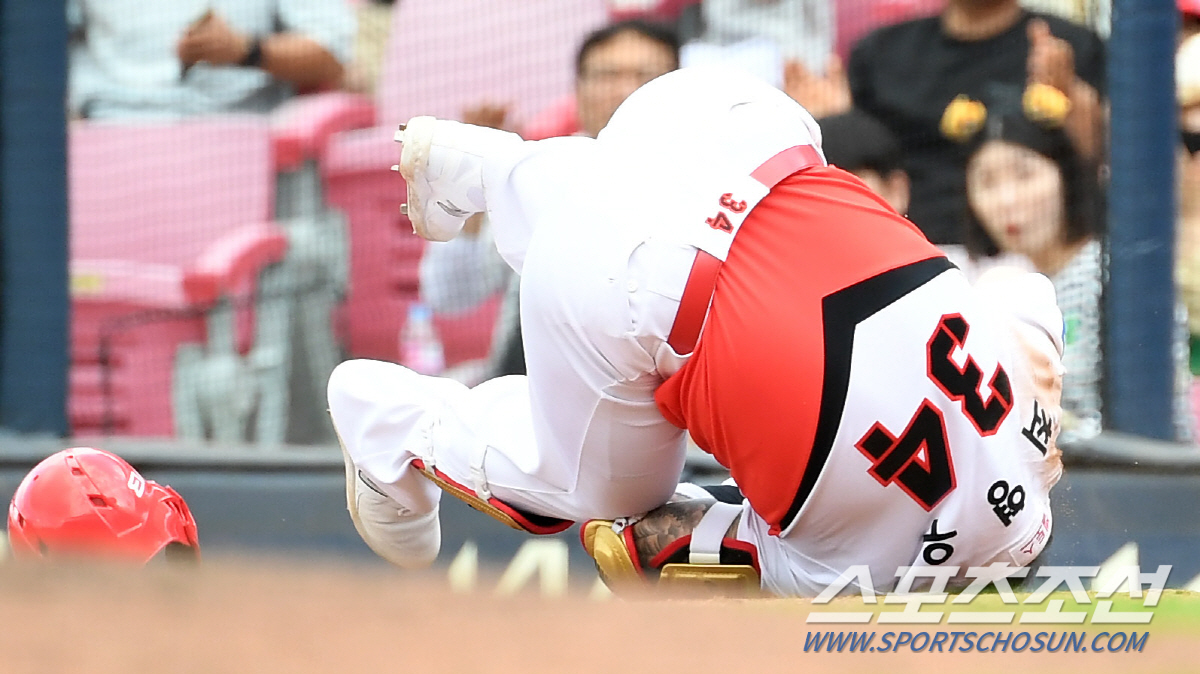 '충격에 빠진 KIA' 나성범 햄스트링 손상에 이어 최형우는 쇄골 골절,…