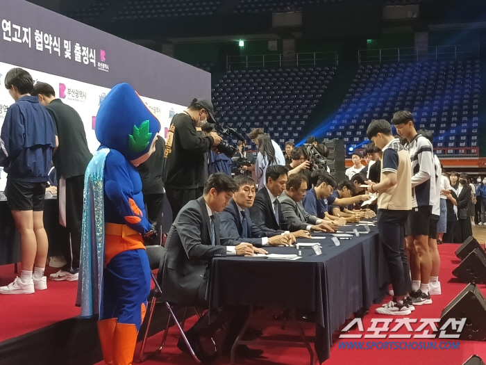 "최강 KCC, 부산에서 출발!" KCC-부산시 잔치같은 협약식…부산시 …
