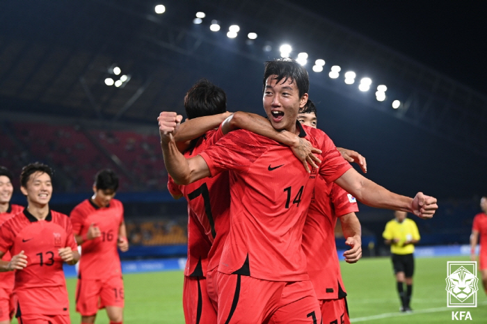 [진화 현장]황선홍호에도 '김민재'가 있다, 40m 전력질주로 공 뺏고,…
