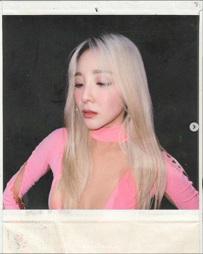 산다라박, 이렇게 과감 했나…명치까지 훅 파인 원피스