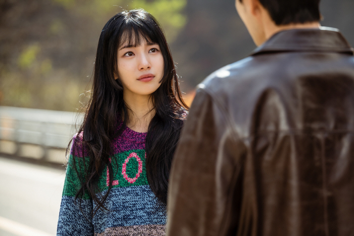 '이두나!' 수지, 은퇴한 아이돌 변신..감독 "이두나 役? 수지밖에 없…