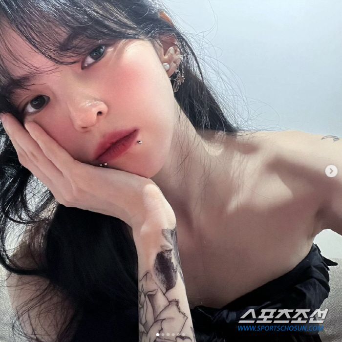 [SC이슈]'충격' 한소희, 예쁜 얼굴에 구멍을 5개나…'입술 3개+눈밑…
