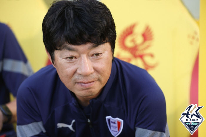 [오피셜]'최하위' 수원, 김병수 감독 전격 '경질', '레전드' 염기훈…