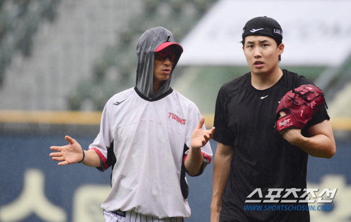 '빗물이 눈 가릴라~' 임찬규 '모자 뒤집어 쓰고 나홀로 우중 훈련' […