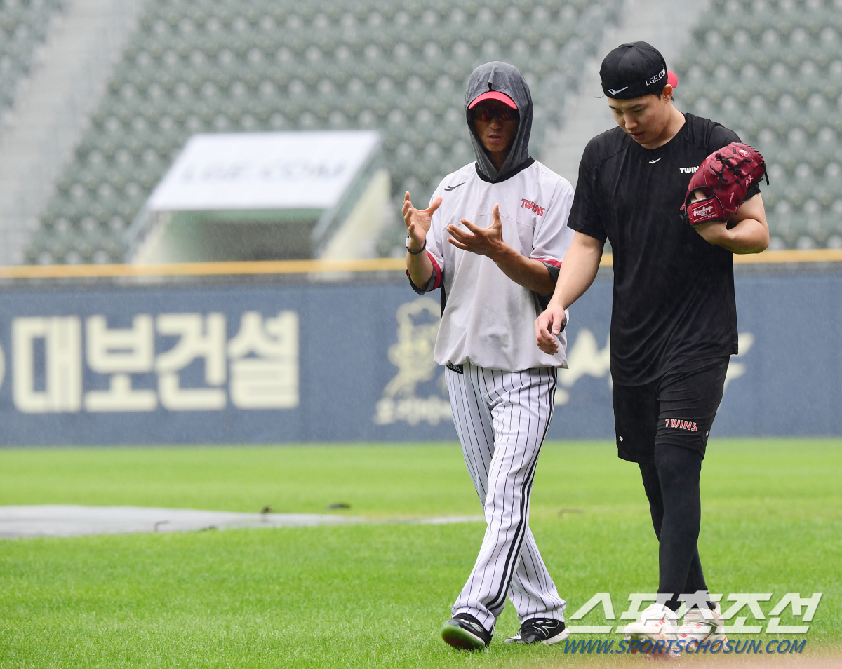 '빗물이 눈 가릴라~' 임찬규 '모자 뒤집어 쓰고 나홀로 우중 훈련' […