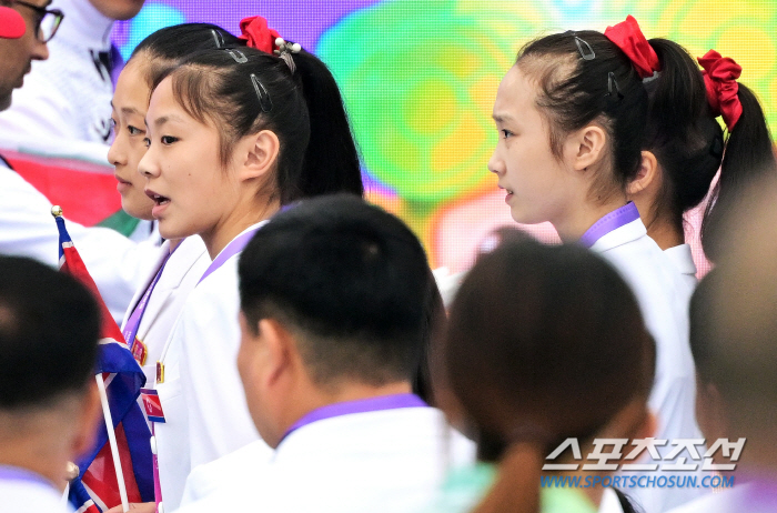 [항저우ON]고개 '절레' 흔들고 '쌩'하고 도망, 北 입 꾹 다문 채 …