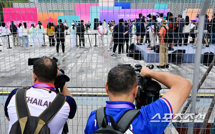 [항저우ON]고개 '절레' 흔들고 '쌩'하고 도망, 北 입 꾹 다문 채 …