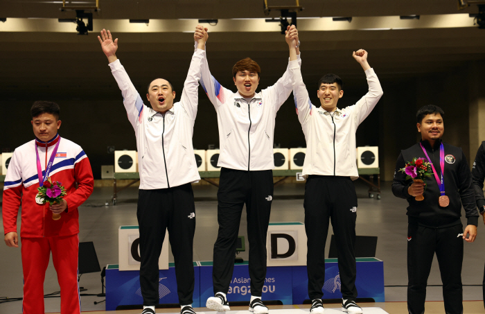 [AG]남자 사격 10m 러닝타깃에서 또 금메달! 러닝타깃 단체전 싹쓸이